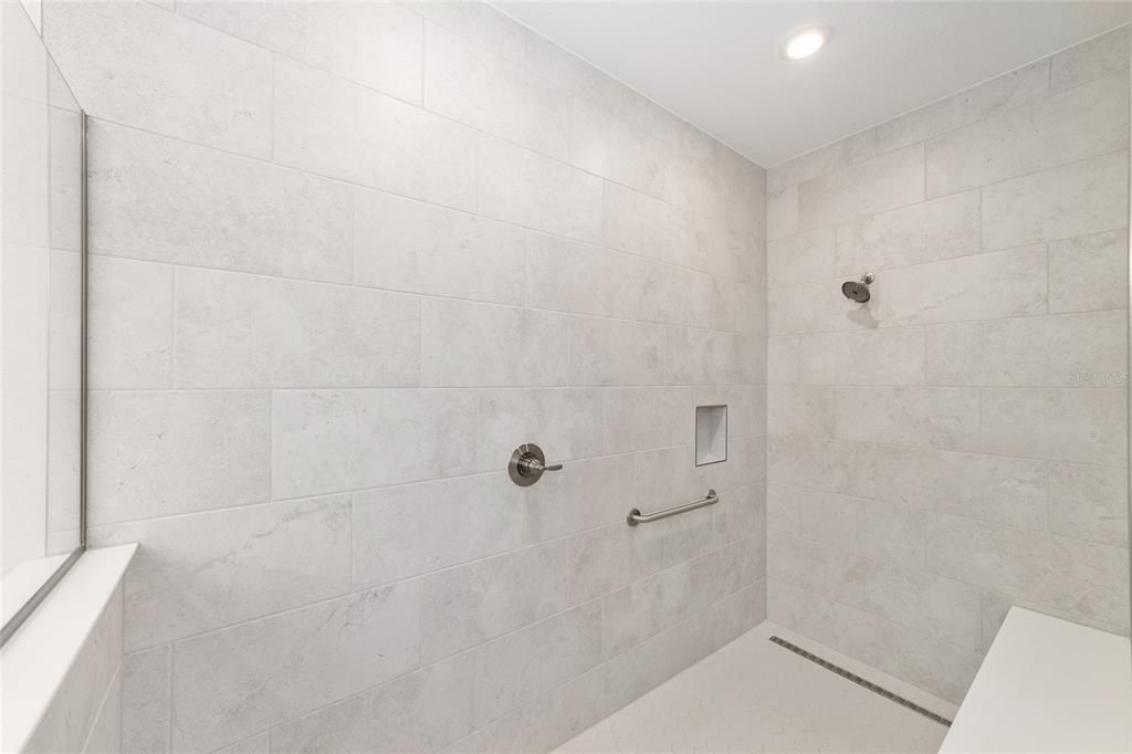 Activo con contrato: $485,000 (3 camas, 3 baños, 2870 Pies cuadrados)