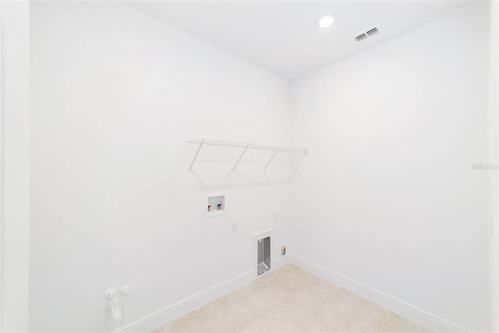 Activo con contrato: $485,000 (3 camas, 3 baños, 2870 Pies cuadrados)