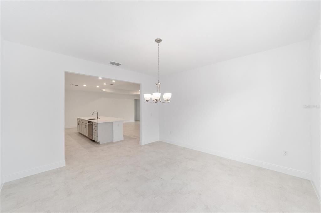 Activo con contrato: $485,000 (3 camas, 3 baños, 2870 Pies cuadrados)