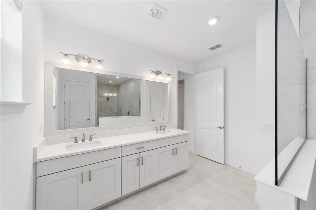 Activo con contrato: $485,000 (3 camas, 3 baños, 2870 Pies cuadrados)