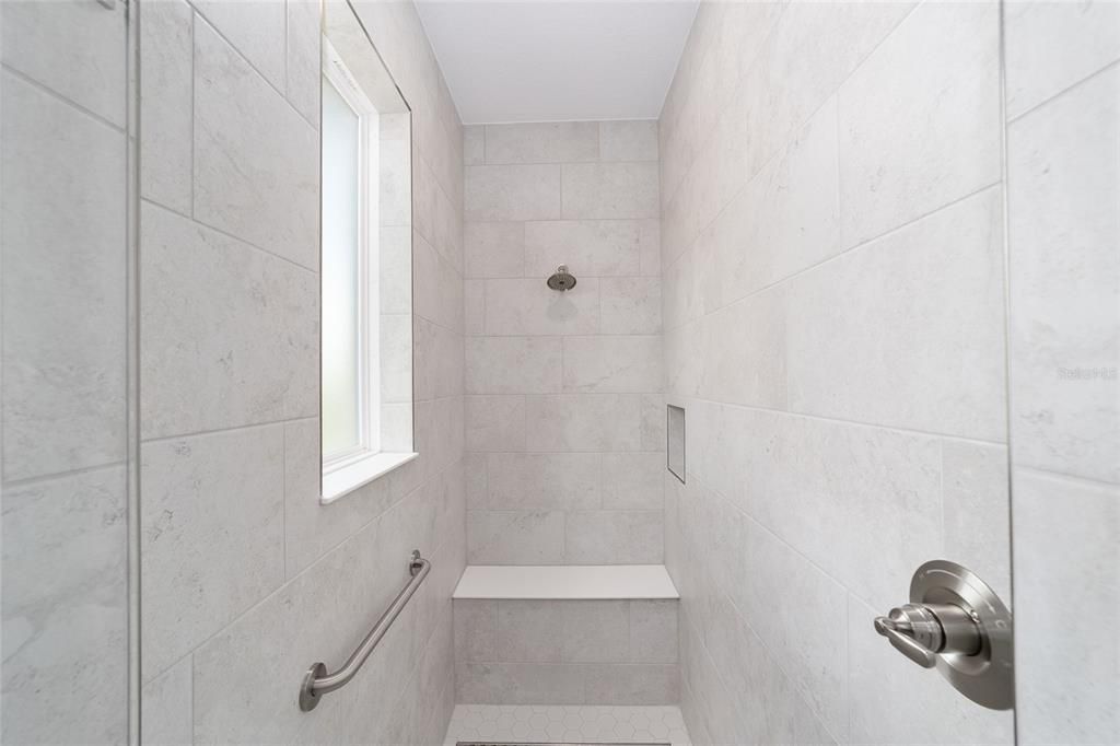 Activo con contrato: $485,000 (3 camas, 3 baños, 2870 Pies cuadrados)