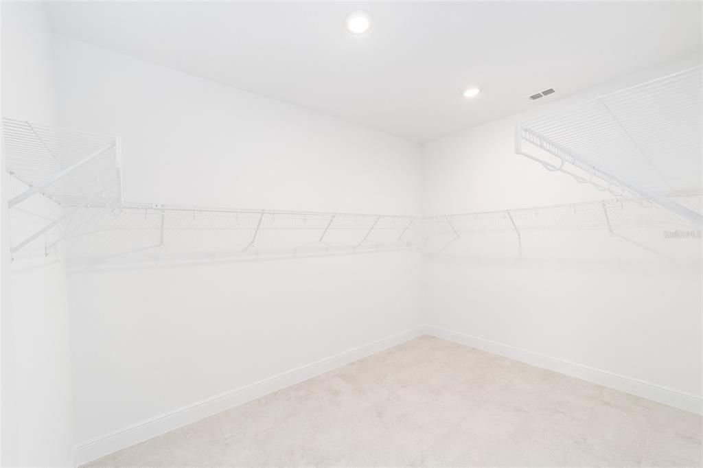 Activo con contrato: $485,000 (3 camas, 3 baños, 2870 Pies cuadrados)