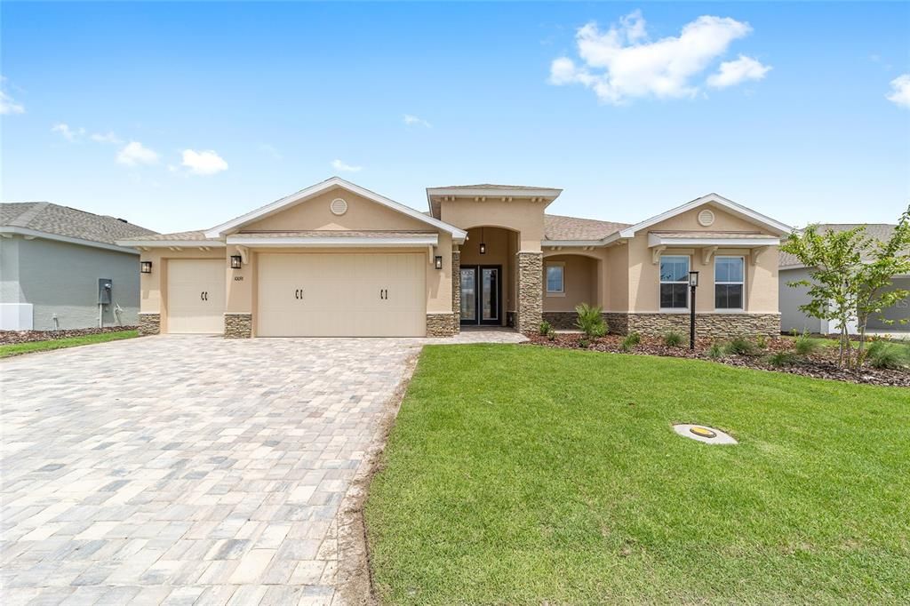 Activo con contrato: $485,000 (3 camas, 3 baños, 2870 Pies cuadrados)