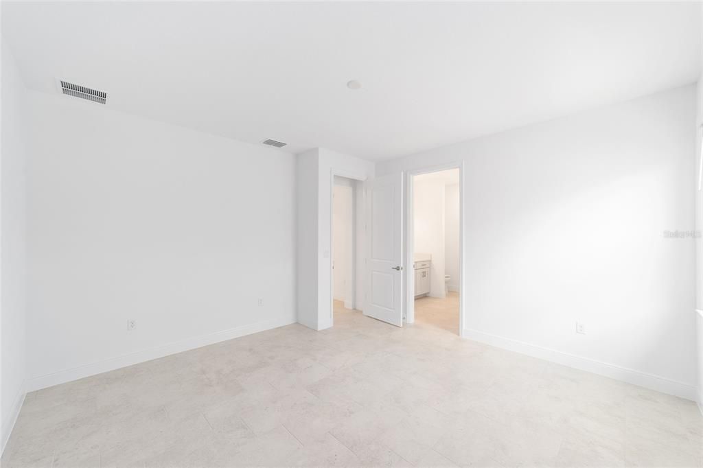 Activo con contrato: $485,000 (3 camas, 3 baños, 2870 Pies cuadrados)