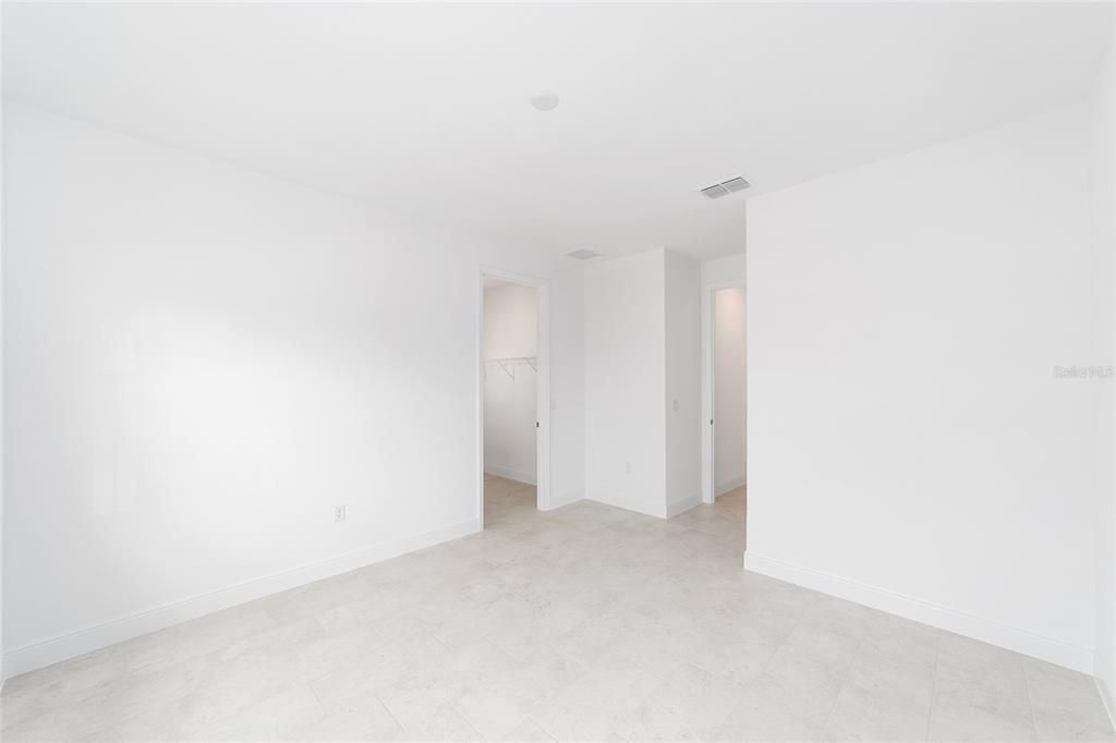 Activo con contrato: $485,000 (3 camas, 3 baños, 2870 Pies cuadrados)