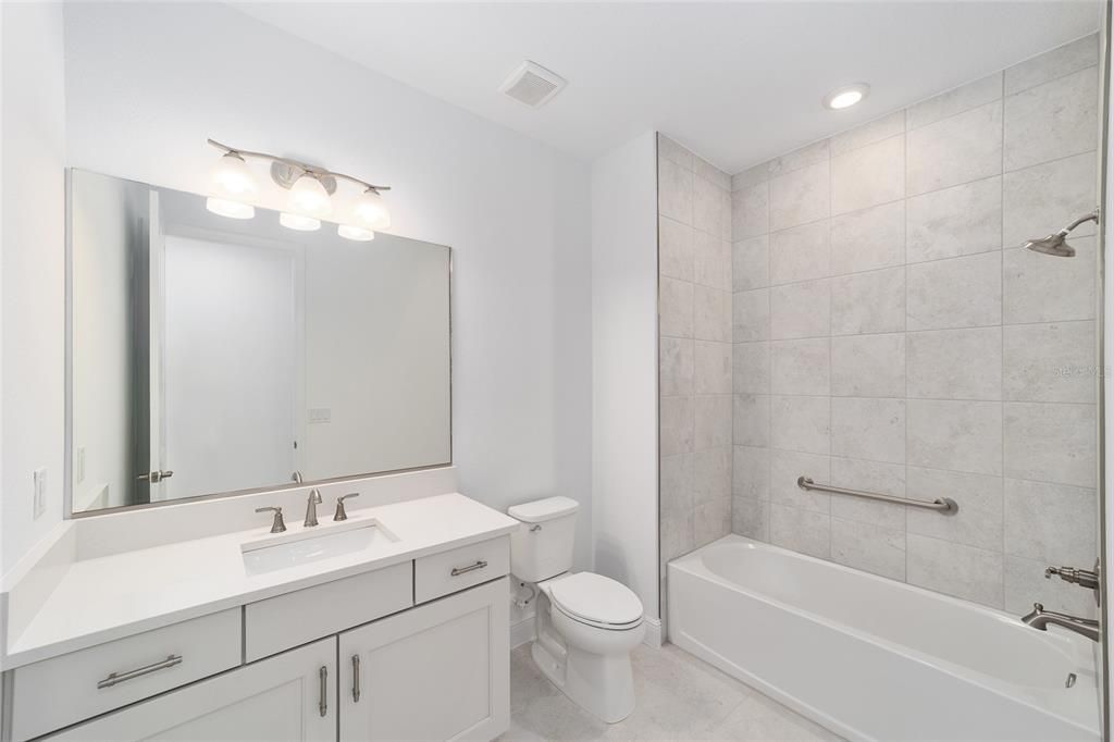 Activo con contrato: $485,000 (3 camas, 3 baños, 2870 Pies cuadrados)