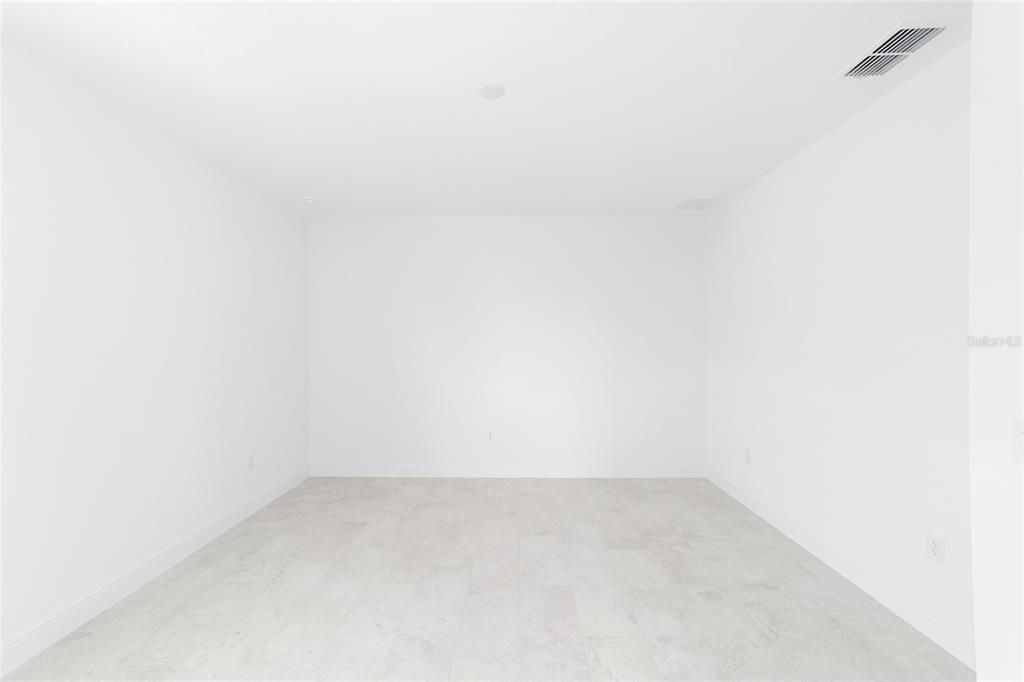 Activo con contrato: $485,000 (3 camas, 3 baños, 2870 Pies cuadrados)