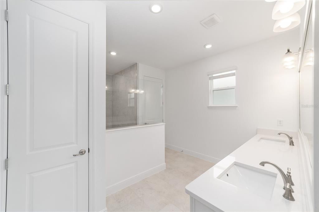 Activo con contrato: $485,000 (3 camas, 3 baños, 2870 Pies cuadrados)