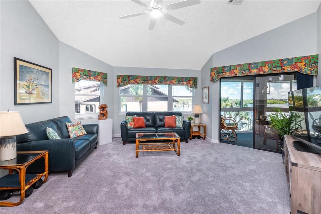 На продажу: $470,000 (2 спален, 2 ванн, 1270 Квадратных фут)