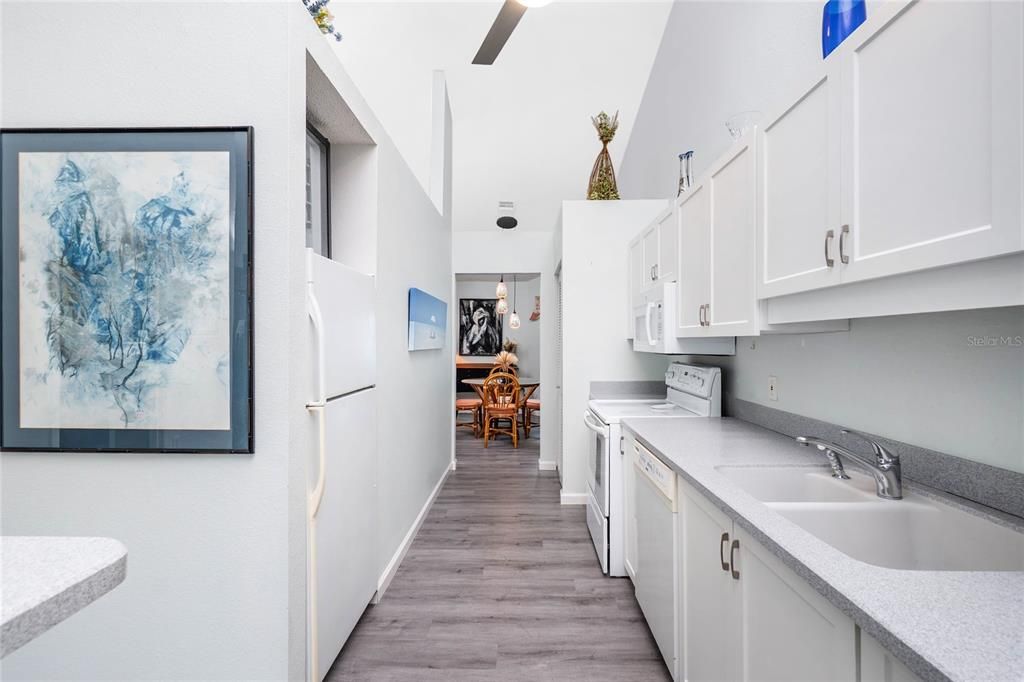 На продажу: $470,000 (2 спален, 2 ванн, 1270 Квадратных фут)