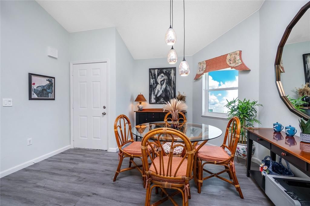 На продажу: $470,000 (2 спален, 2 ванн, 1270 Квадратных фут)