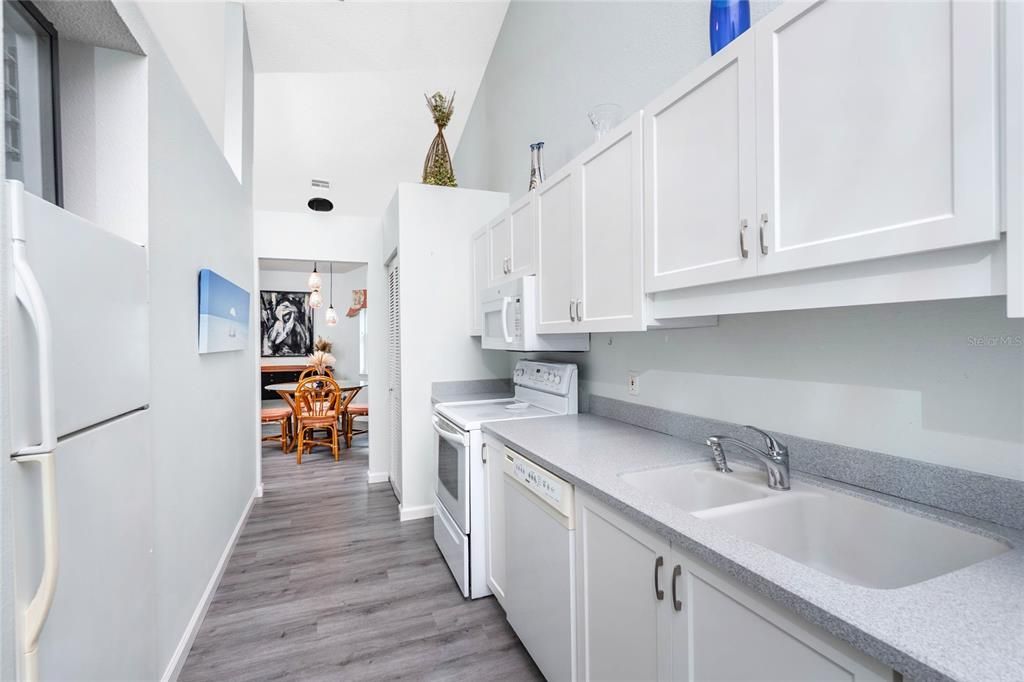 На продажу: $470,000 (2 спален, 2 ванн, 1270 Квадратных фут)