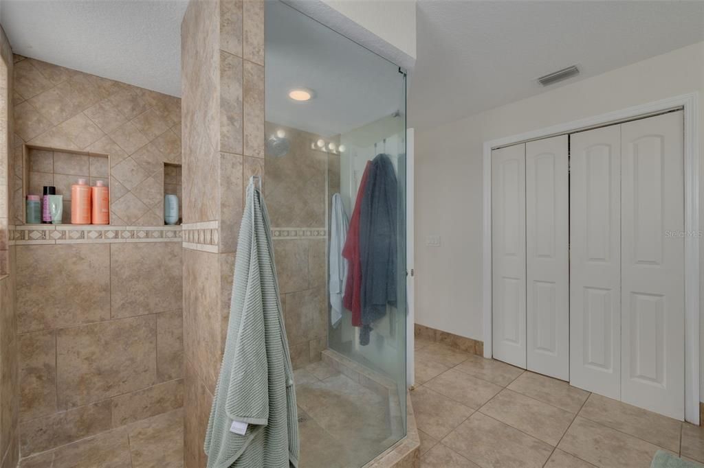 待售: $1,100,000 (5 贝兹, 3 浴室, 3761 平方英尺)