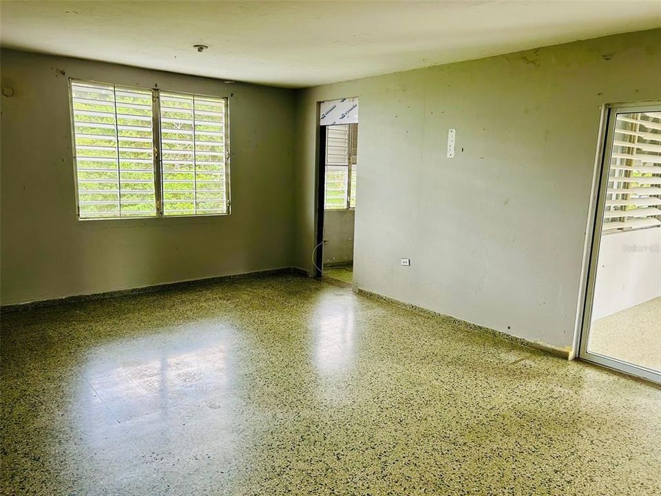 En Venta: $159,000 (4 camas, 3 baños, 1300 Pies cuadrados)