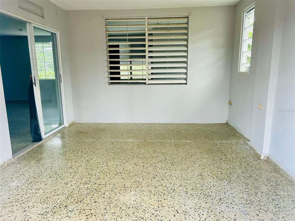 En Venta: $159,000 (4 camas, 3 baños, 1300 Pies cuadrados)