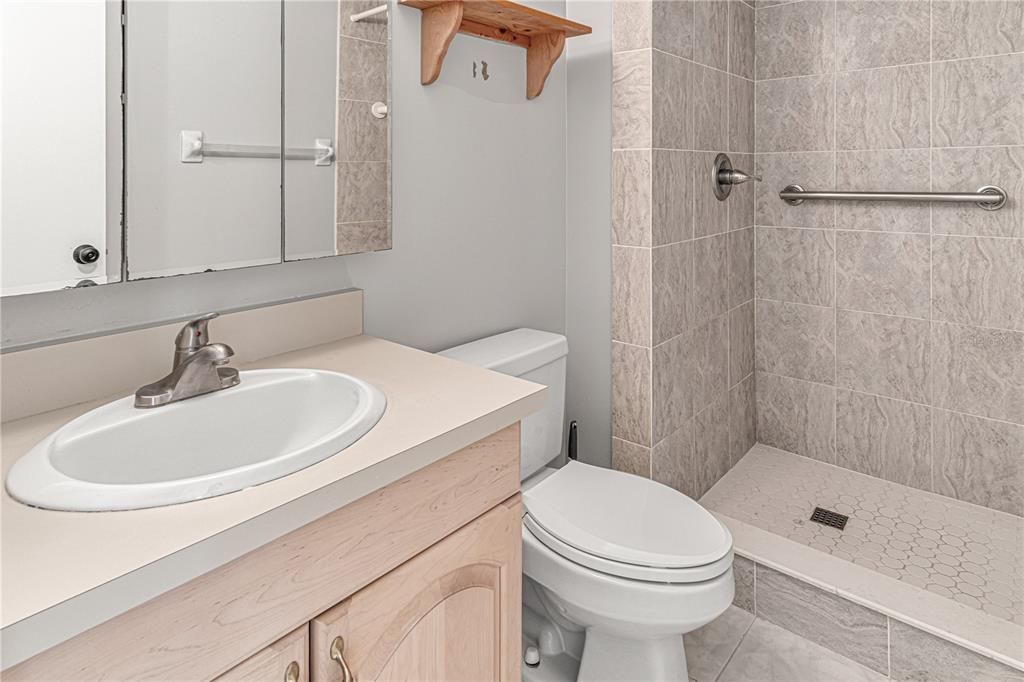 待售: $165,000 (2 贝兹, 2 浴室, 932 平方英尺)