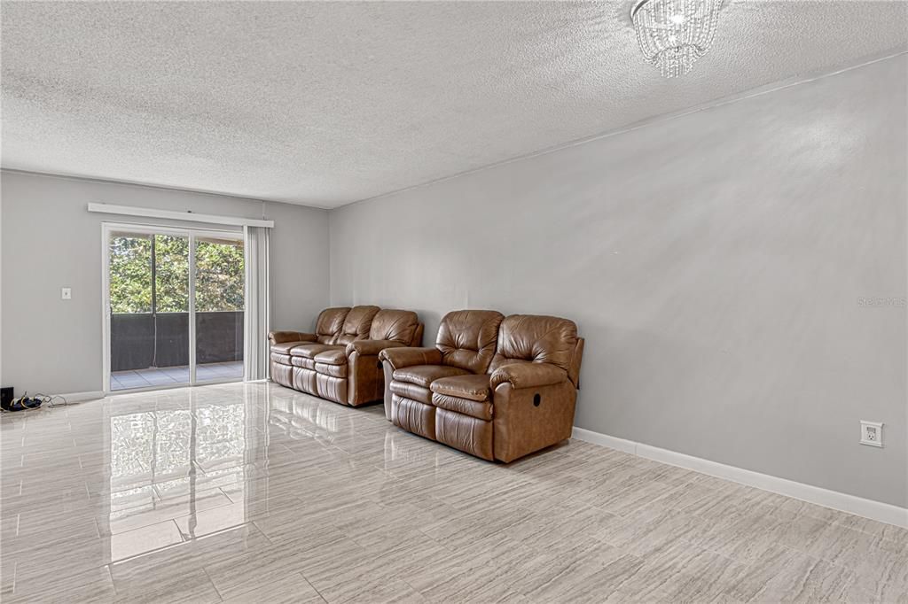 待售: $165,000 (2 贝兹, 2 浴室, 932 平方英尺)