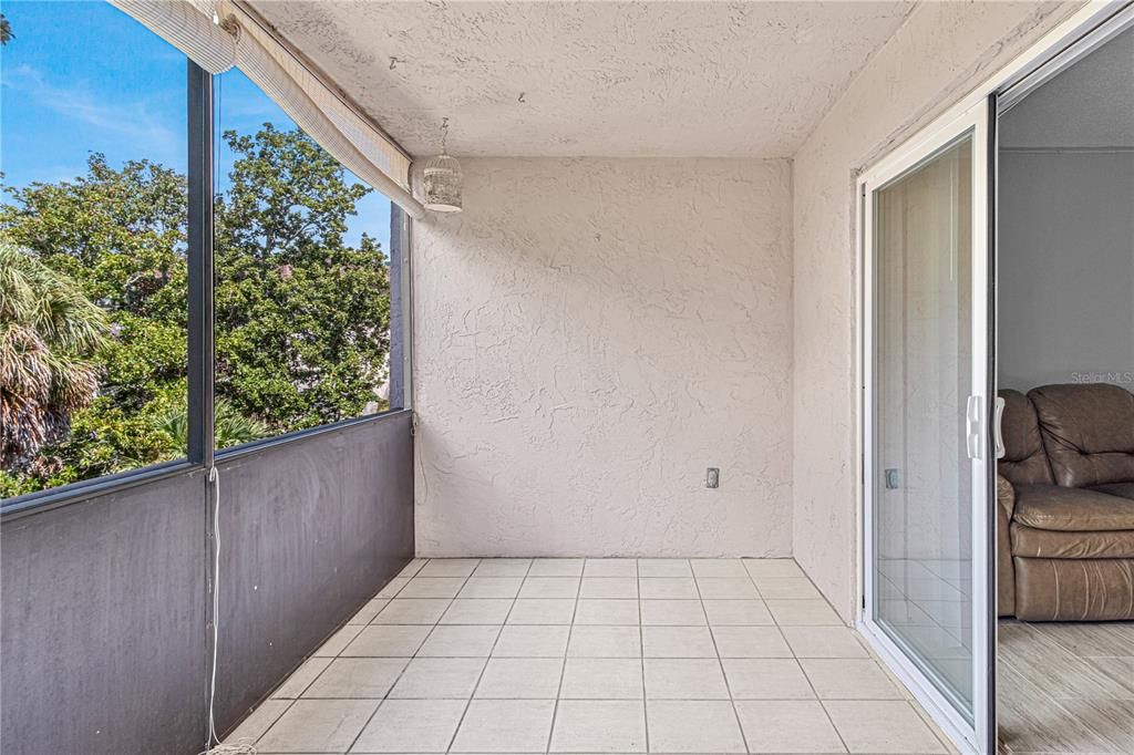 待售: $165,000 (2 贝兹, 2 浴室, 932 平方英尺)