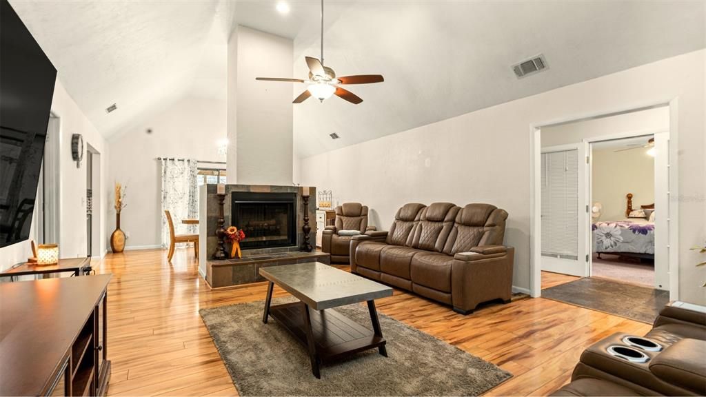 Active With Contract: $325,000 (3 beds, 2 baths, 1586 Square Feet)