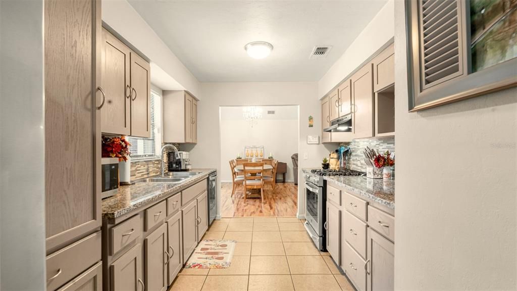 Active With Contract: $325,000 (3 beds, 2 baths, 1586 Square Feet)