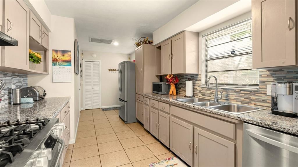 Active With Contract: $325,000 (3 beds, 2 baths, 1586 Square Feet)