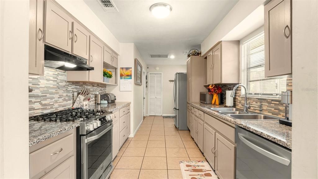 Active With Contract: $325,000 (3 beds, 2 baths, 1586 Square Feet)