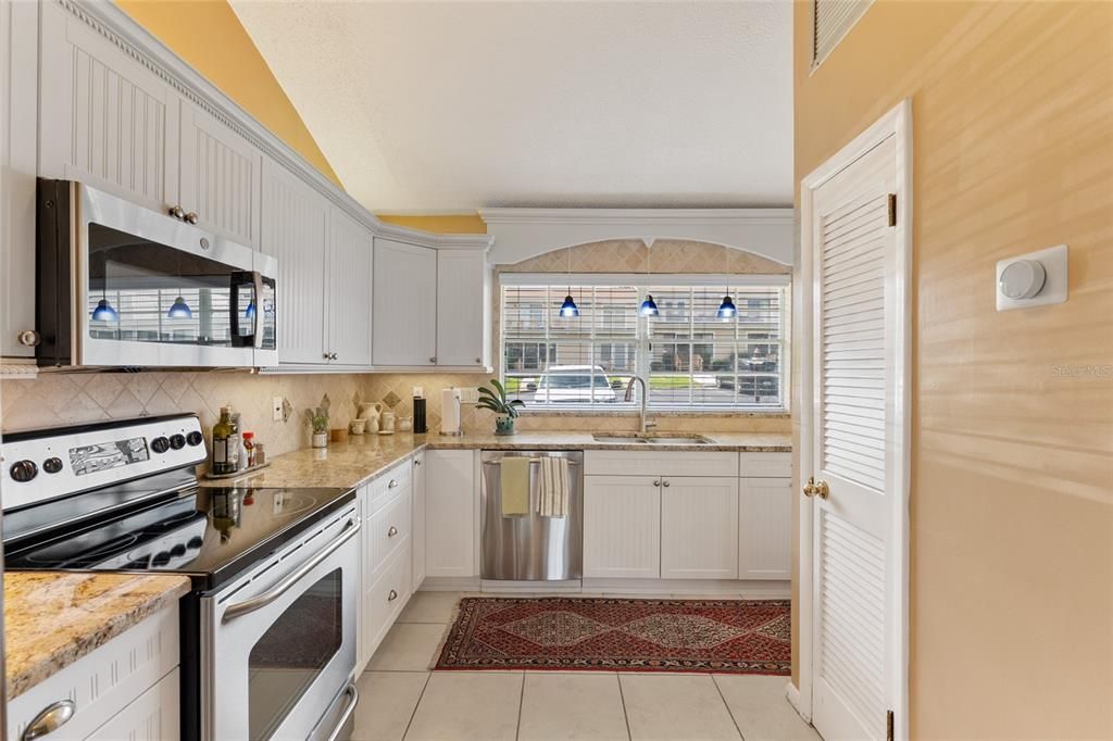 待售: $334,500 (2 贝兹, 1 浴室, 1099 平方英尺)