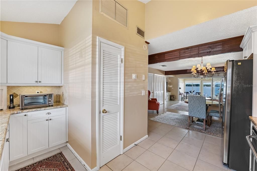 待售: $334,500 (2 贝兹, 1 浴室, 1099 平方英尺)