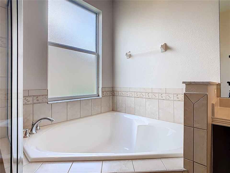 For Sale: $359,000 (3 beds, 2 baths, 2046 Square Feet)
