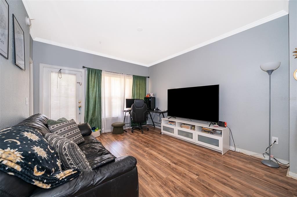 合同活跃: $1,350 (1 贝兹, 1 浴室, 782 平方英尺)