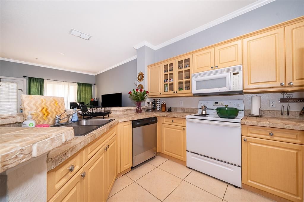 合同活跃: $1,350 (1 贝兹, 1 浴室, 782 平方英尺)