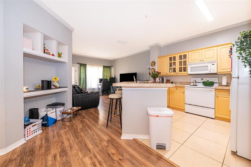 合同活跃: $1,350 (1 贝兹, 1 浴室, 782 平方英尺)