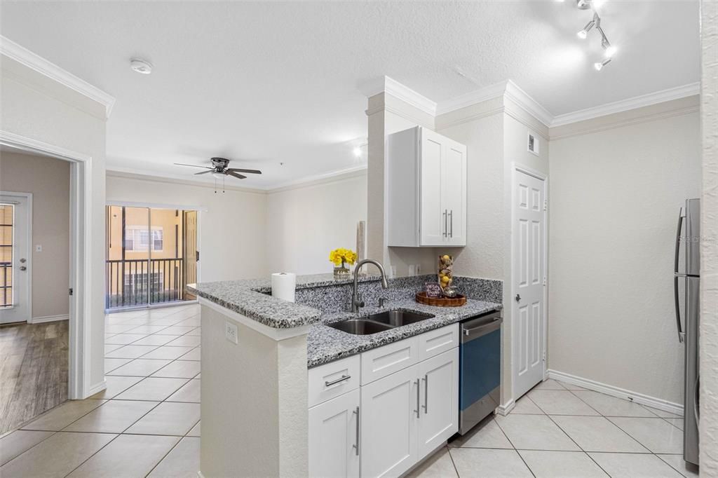 Под контрактом: $165,000 (1 спален, 1 ванн, 656 Квадратных фут)