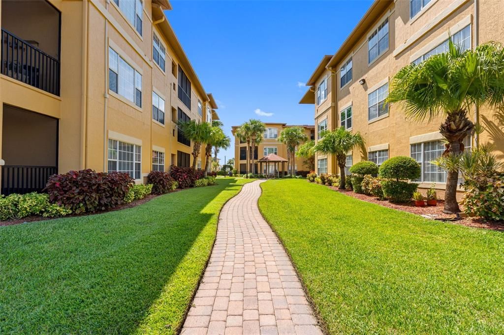 Под контрактом: $165,000 (1 спален, 1 ванн, 656 Квадратных фут)