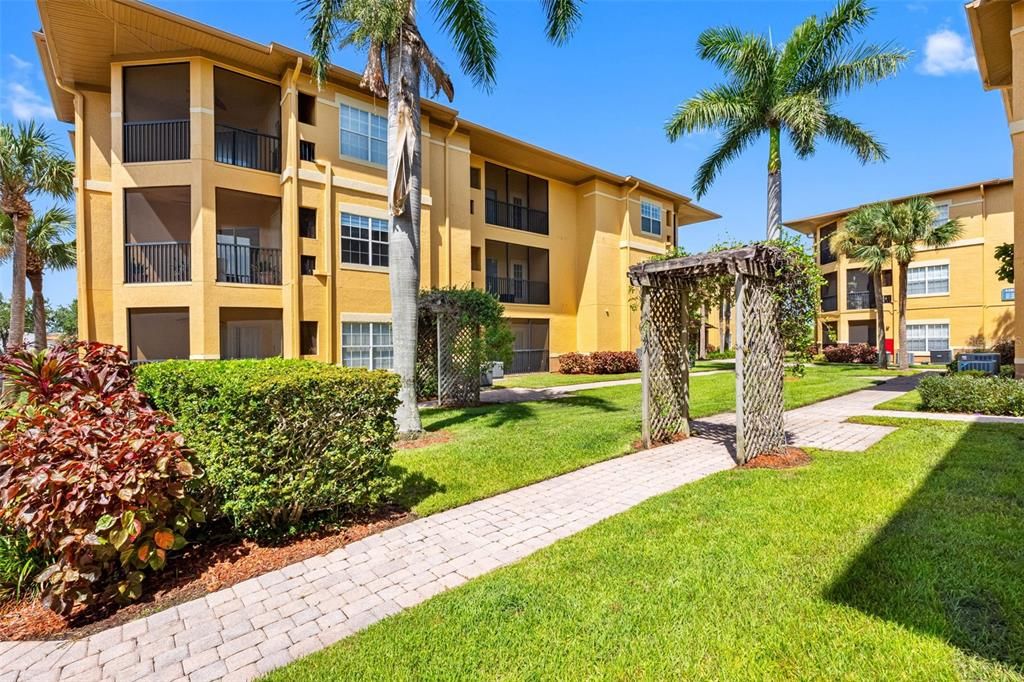 Под контрактом: $165,000 (1 спален, 1 ванн, 656 Квадратных фут)