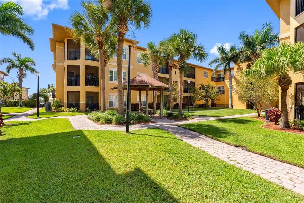 Под контрактом: $165,000 (1 спален, 1 ванн, 656 Квадратных фут)