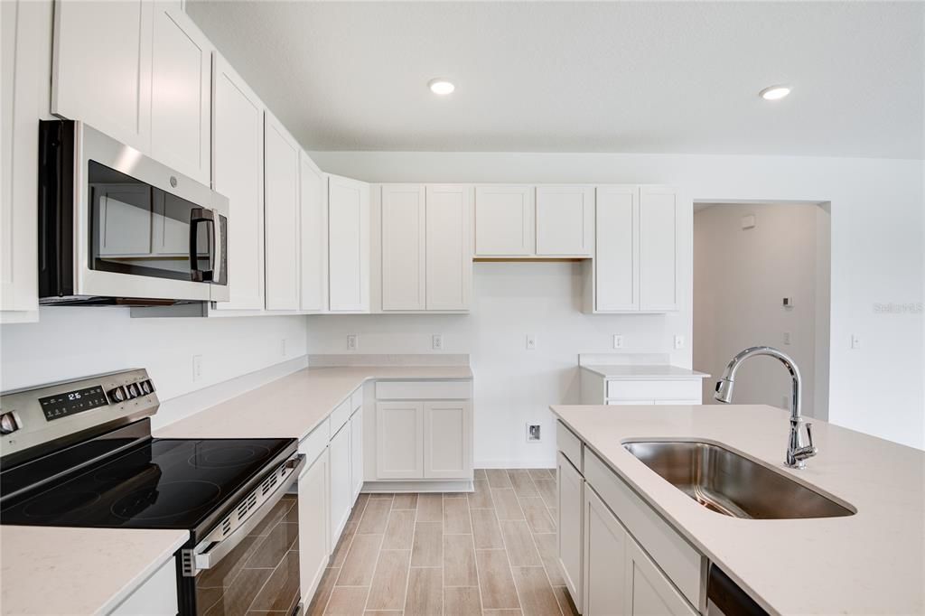 合同活跃: $363,623 (4 贝兹, 3 浴室, 2077 平方英尺)