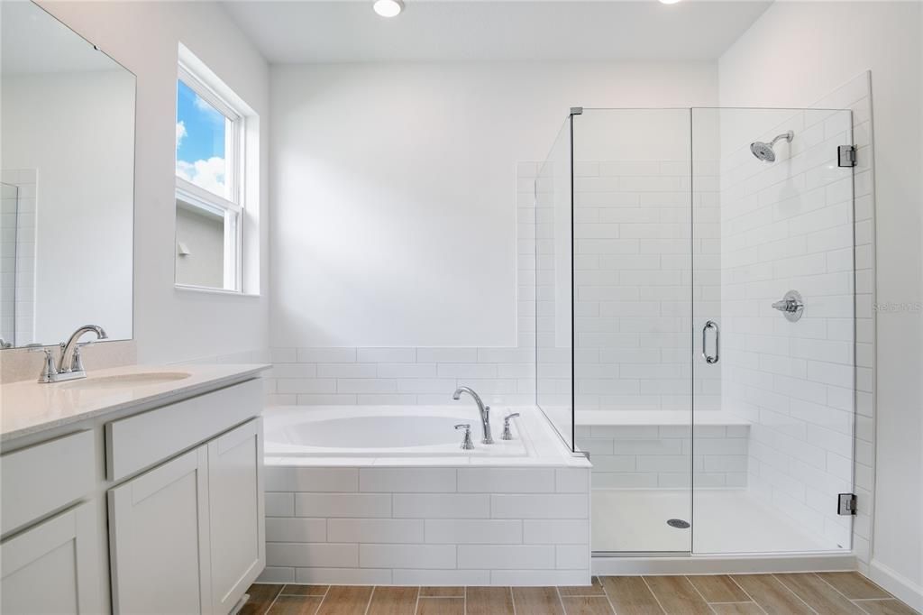 合同活跃: $363,623 (4 贝兹, 3 浴室, 2077 平方英尺)