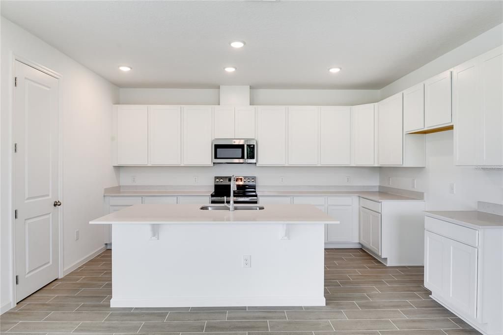 合同活跃: $363,623 (4 贝兹, 3 浴室, 2077 平方英尺)