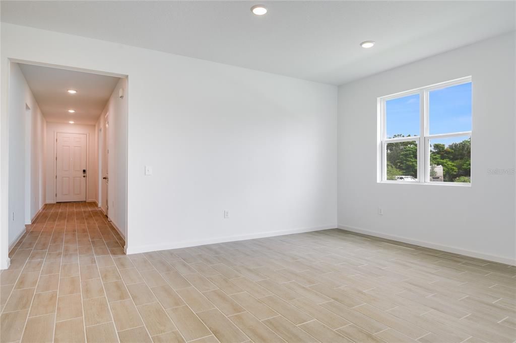 合同活跃: $363,623 (4 贝兹, 3 浴室, 2077 平方英尺)