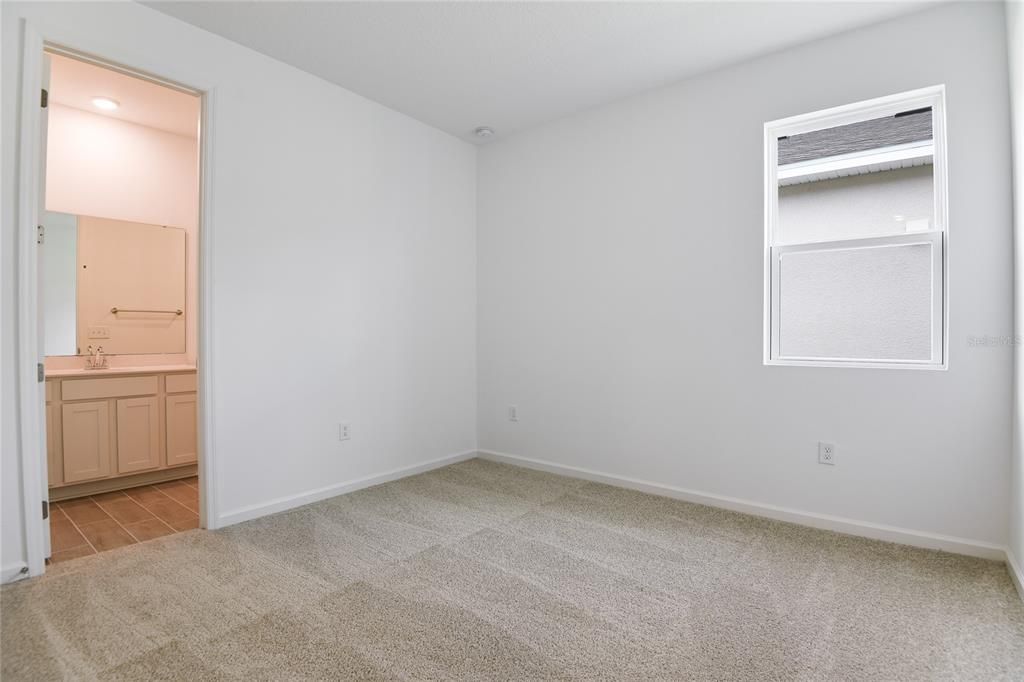 合同活跃: $363,623 (4 贝兹, 3 浴室, 2077 平方英尺)