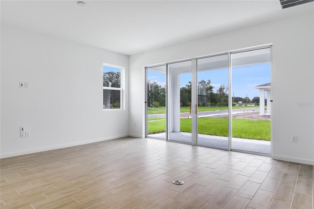 合同活跃: $363,623 (4 贝兹, 3 浴室, 2077 平方英尺)