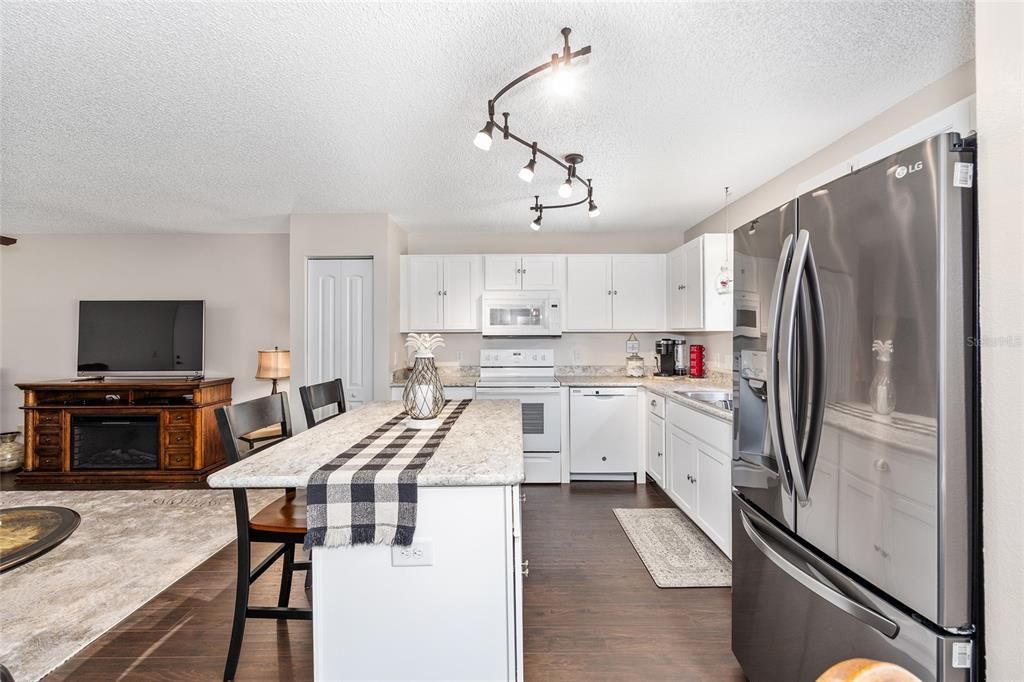 Active With Contract: $162,000 (2 beds, 2 baths, 1412 Square Feet)