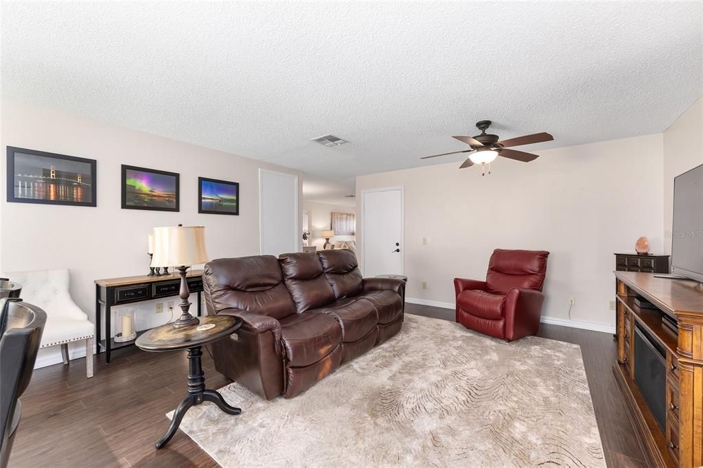 Active With Contract: $162,000 (2 beds, 2 baths, 1412 Square Feet)