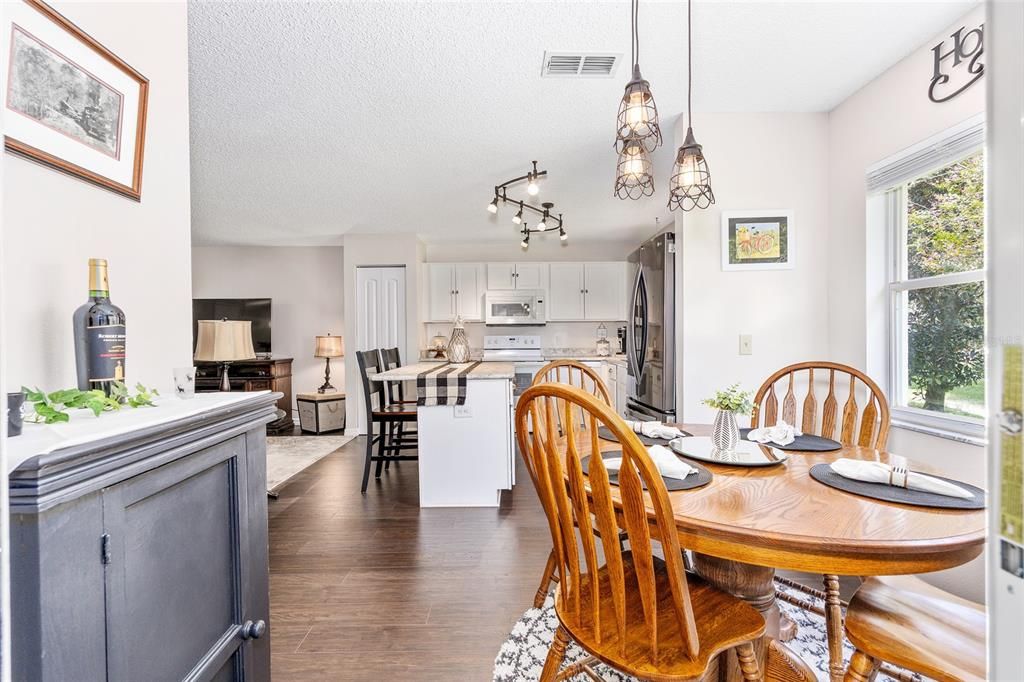 Active With Contract: $162,000 (2 beds, 2 baths, 1412 Square Feet)