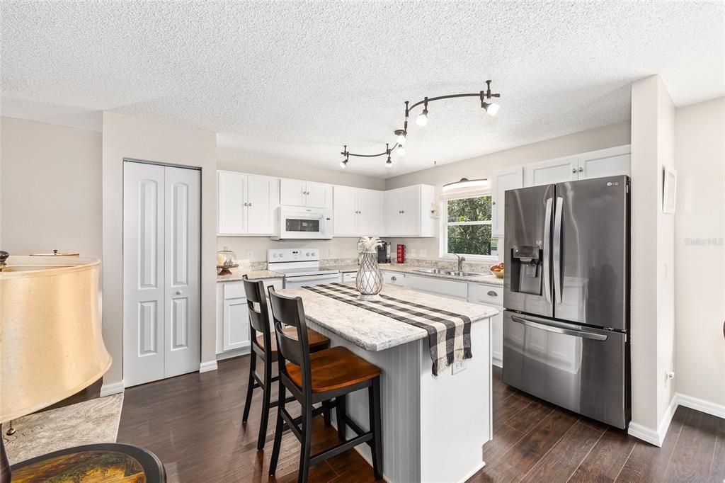 Active With Contract: $162,000 (2 beds, 2 baths, 1412 Square Feet)