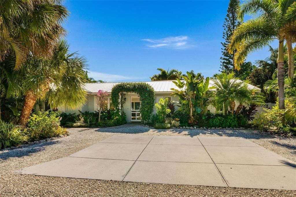 For Sale: $1,600,000 (3 beds, 2 baths, 1713 Square Feet)