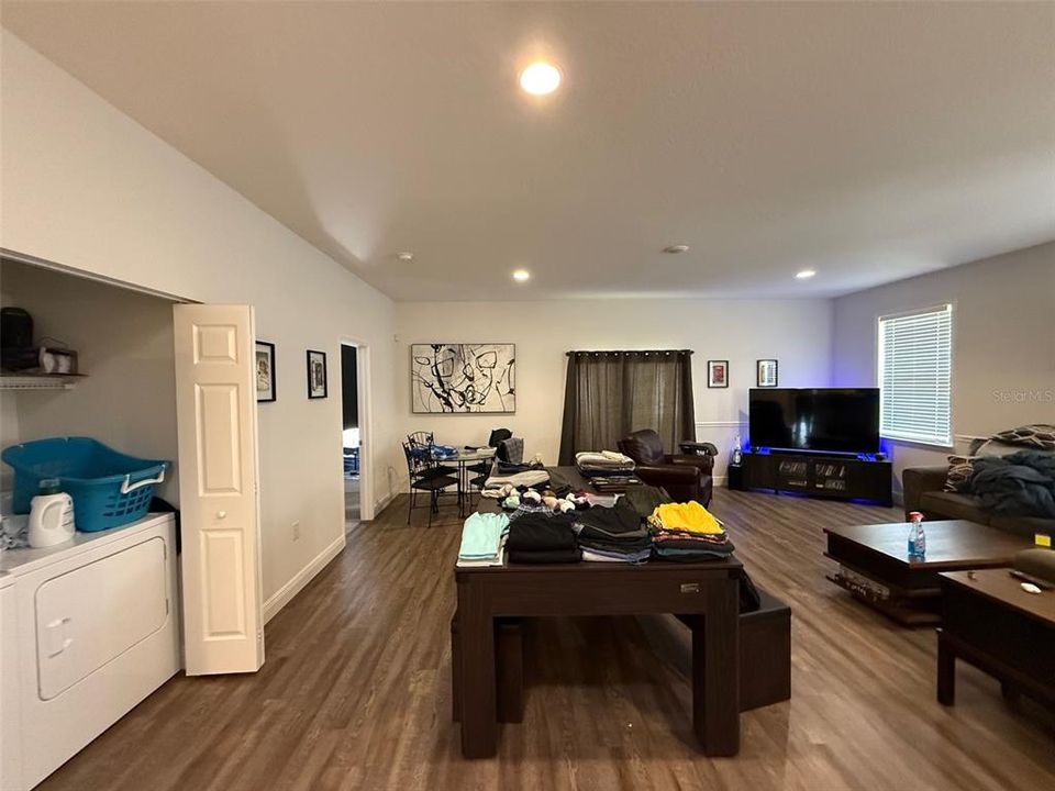 Activo con contrato: $245,000 (3 camas, 2 baños, 1418 Pies cuadrados)