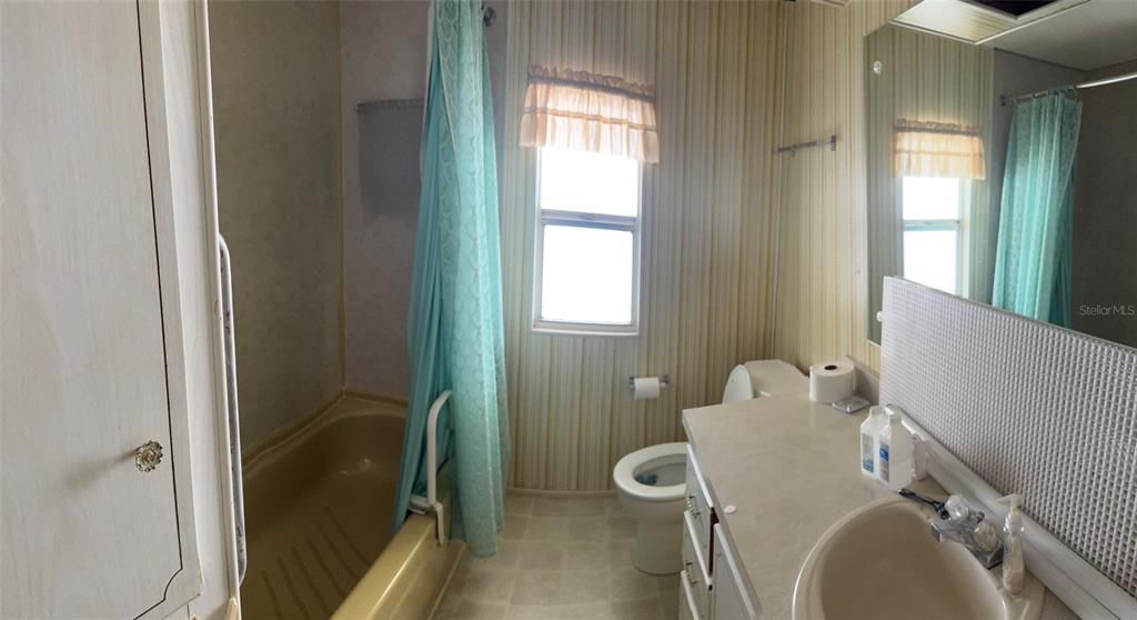 Active With Contract: $99,500 (2 beds, 2 baths, 864 Square Feet)