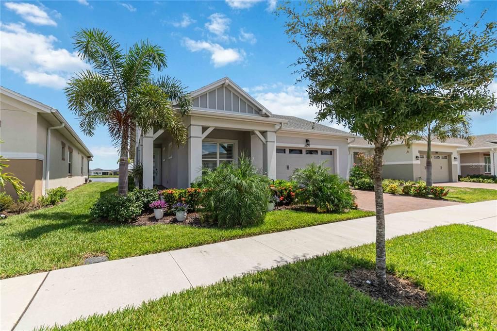 Под контрактом: $719,900 (3 спален, 3 ванн, 2365 Квадратных фут)